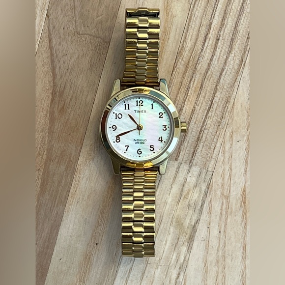 Timex Ladies Watch Indiglo Pearlescent Dial Gold Tone Stretch Band WR30M - Picture 4 of 8